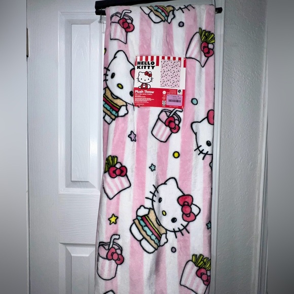 Hello Kitty Burger Blanket - Picture 1 of 1